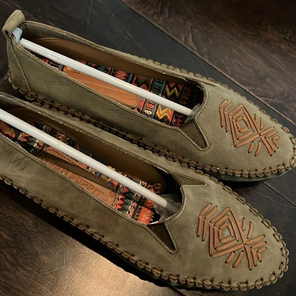 Hush Puppies Olive leather loafer NIB 7